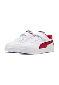 Weiße Sneaker mit glatter Textur, roten Akzenten und einem schwarzen Logo. Sie verfügen über einen Klettverschluss und ein Schnürdesign.