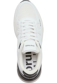 Hvite mesh sneakers med teksturerte overlegg, rund tå, svarte detaljer, tykk såle og merket innersåle. Snøringer og polstret krage inkludert.
