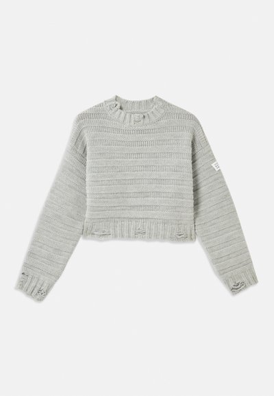 Šviesiai pilkas trumpas megztinis su raukiniais, ilgomis rankovėmis ir suplėkytomis krašto detalėmis. Savybės: apvalus kaklelis ir horizontalių juostų dizainas.