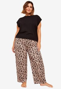 Curves Like These PRINTED SHORTS SLEEVE - REGULAR FIT - Pyžamová súprava - black