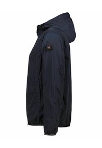 Giacca leggera blu navy con cappuccio, polsini elasticizzati, tasche laterali e una patch con il marchio sulla manica sinistra. Texture liscia.
