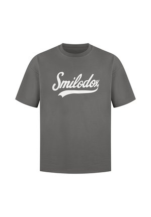 Szary T-shirt z krótkim rękawem z białym, kursywnym napisem "Smilodox" na klatce piersiowej na jednolitym tle.