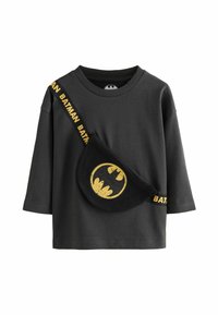 Schwarzes Baumwoll-T-Shirt mit einer Batman-Logo-Tasche, ausgestattet mit einem goldenen Logo und gelbem "BATMAN"-Text auf dem Trageband. Langes Ärmeldesign, lässig und bequem.