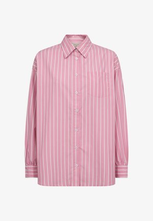 Roze overhemd met lange mouwen en verticale witte strepen, voorzak aan de linkerkant, knopen aan de voorkant en een puntige kraag.