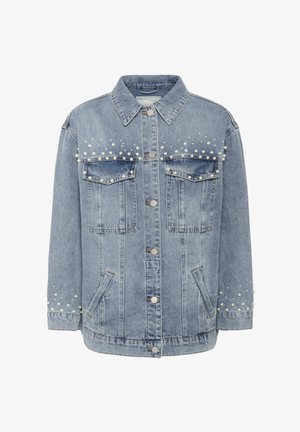 Hellblaues Jeansjackett mit Perlenverzierungen, Knopfverschluss, zwei Brusttaschen und Seitentaschen; sichtbare Nähdetails.