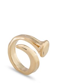 Anillo en tono dorado con un diseño retorcido; presenta una textura suave y pulida y un extremo alargado y cónico.