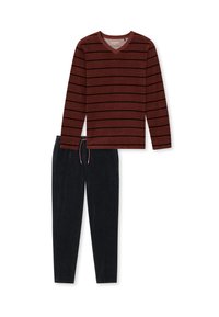 Maglietta a maniche lunghe bordeaux a righe con scollo a V e righe a contrasto, abbinata a pantaloni jogger grigi scuri con vita regolabile.