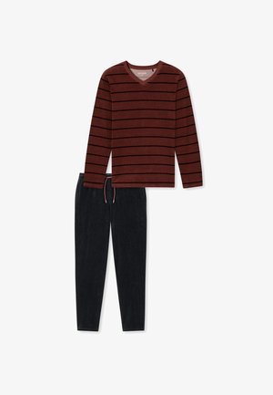 Langemouw, bordeaux gestreept shirt met V-hals en contrasterende strepen, gecombineerd met donkergrijze joggingsbroek met een koord in de taille.