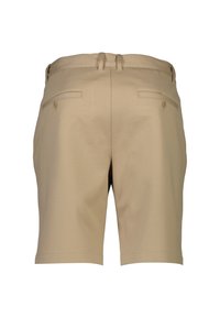 Vue arrière d’un short beige longueur genoux avec passants pour ceinture et deux poches passepoilées boutonnées.