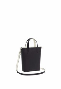 Sac tote en cuir noir avec deux poignées et une longue bandoulière réglable. Texture lisse, forme rectangulaire, doublure intérieure blanche.
