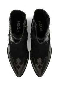 Botines negros con punta afilada, patrón de cocodrilo texturizado en la parte delantera y parte superior lisa con cremallera lateral.