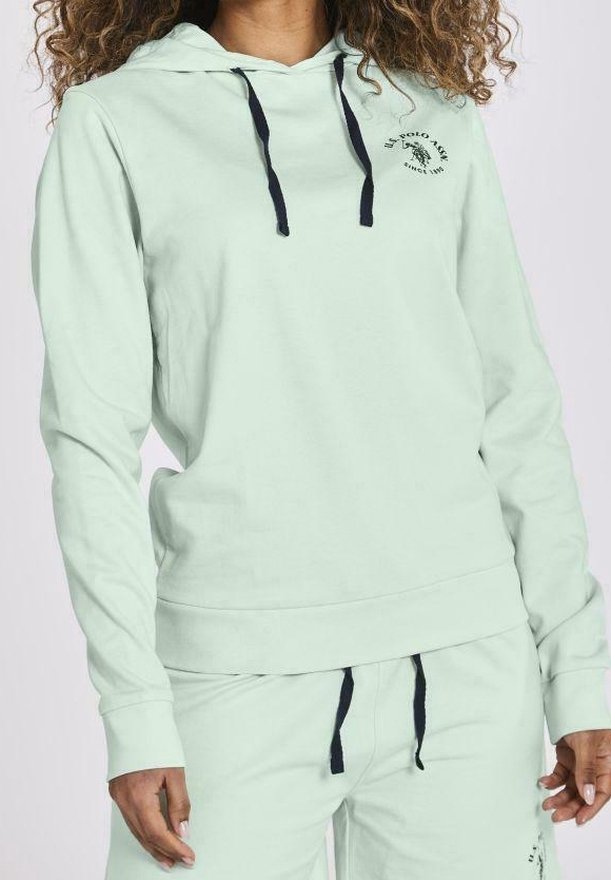 Sudadera de color verde menta clara hecha de una tela suave, con capucha ajustable, puños acanalados y un pequeño logo en el pecho.