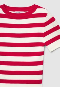 Rot-weiß gestreiftes Kurzarm-Stricktop mit rundem Ausschnitt, auf einer flachen Oberfläche präsentiert.