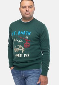 Maglione verde lavorato a maglia con testo ricamato "ST. BARTH" in blu, "APRÈS SKI" in bianco e illustrazioni di montagne e una seggiovia.