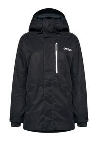 Veste noire imperméable dotée d'un col haut, d'une capuche ajustable, de deux poches avant et d'une poche poitrine zippée avec des détails de logo blanc.