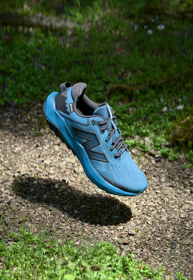 New Balance DYNASOFT NITREL V6 - Katujuoksukengät - blue
