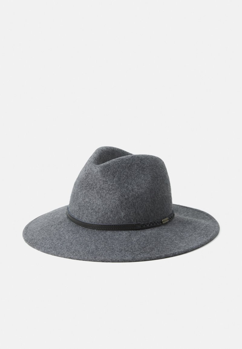 Šedý klobouk fedora se širokým okrajem a černým pleteným koženým páskem kolem základny koruny, umístěný na prostém bílém pozadí.