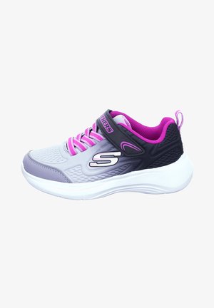 Paarse en grijze sportschoen met een gestructureerde bovenkant, roze accenten en een witte zool. Voorzien van veters en een klittenbandsluiting.