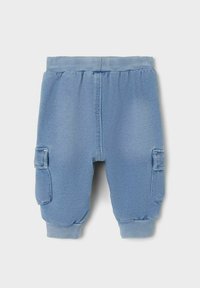 Pantaloni cargo azzurri chiari realizzati in cotone morbido, dotati di due tasche laterali, polsini a coste e una comoda cintura elastica.