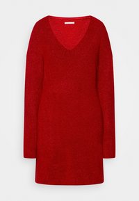 Robe pull tricotée rouge avec un décolleté en V profond, des manches longues et une coupe décontractée. La texture semble douce avec un motif côtelé sur l'ensemble.