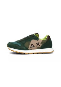 Sneaker verde in suede e mesh con un accento marrone chiaro, un logo geometrico, cuciture nere e una suola bianca con grip in gomma.