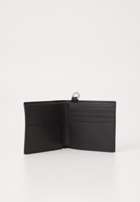 Portefeuille en cuir noir avec une texture lisse. Dispose de plusieurs emplacements pour cartes et d'une attache en anneau. Design ouvert mettant en valeur les détails intérieurs.