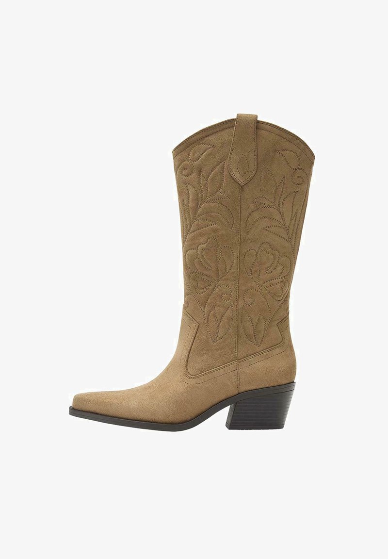 Cizmă de cowboy din piele întoarsă de culoare cămilă, cu broderie florală, vârf ascuțit, închizător pentru tras și toc mediu suprapus.