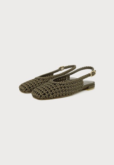 Πλεκτά ελιάς πράσινα παπούτσια slingback με μικρές χρυσές αγκράφες και χαμηλά τακούνια μπλοκ σε απλό ανοιχτό φόντο.