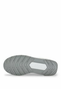 Semelle en caoutchouc grise et blanche d'une basket avec une adhérence texturée et le logo "BOSS" au centre.