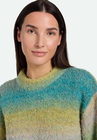 Pulover texturat cu un model gradient în nuanțe de albastru, verde și galben. Guler rotund și material moale, pufos.