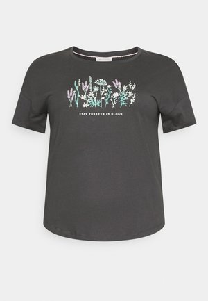Donkergrijs T-shirt met korte mouwen, met een bloemenpatroon in zachte pasteltinten en de tekst "STAY FOREVER IN BLOOM" gecentreerd eronder.