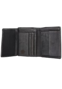 Zwarte leren portemonnee geopend om meerdere kaartsleuven, een gaasvak en twee compartimenten te tonen. Gladde structuur met stiksels.