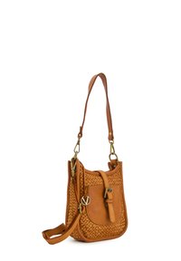 Hnědá kožená crossbody taška s tkanou texturou, nastavitelný popruh a přední kapsa zajištěná magnetickým klopovým zapínáním; obsahuje mosazné kovové detaily.