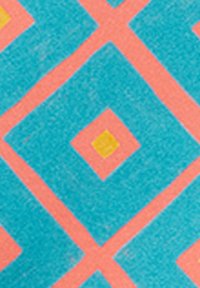 Tessuto con uno sfondo turchese e motivi a diamante rosa e giallo, creando un design geometrico con colori a contrasto.