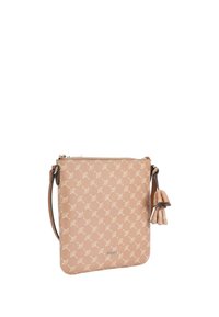 Borsa a tracolla in pelle beige con superficie a fantasia, dotata di chiusura con zip, un pendente laterale e tracolla regolabile.