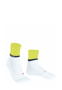 Weiße Knöchelsocken mit einem hellgelben Bündchen und schwarzem Streifen mit "FALKE"-Logo. Weiches Material, verstärkende Nähte an Zehen und Ferse.