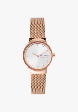 Rožnato zlata ura z mrežastim trakom, srebrnim številčnico, kristalnimi označevalci ur in rožnato zlati kazalci, ki kažejo 9:10, znamka Skagen Denmark.