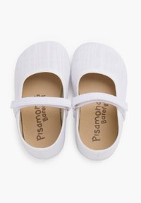 Scarpe Mary Jane bianche in tessuto con suola piatta, punta rotonda e una cintura regolabile sul collo del piede; foderatura interna con il nome del marchio.
