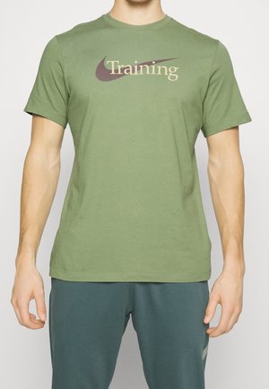 Camiseta de algodón color verde oliva con un logo y el texto "Entrenamiento" en color crema y marrón oscuro en el pecho. Manga corta, cuello redondo.