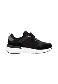 Scarpa sportiva nera con una combinazione di tessuto liscio e dettagli in suede, caratterizzata da una suola bianca e un sottile dettaglio arancione sul lato.