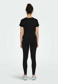 ONLY Play ONPCARMEN ON REG NOOS - T-shirt till träning - black