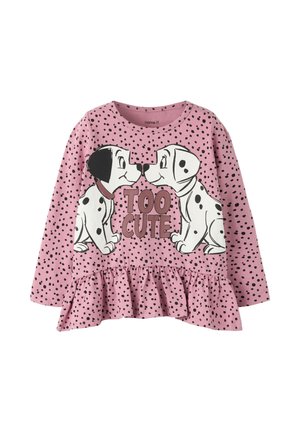 T-shirt rose à manches longues pour tout-petits avec des taches noires, deux chiots dalmatiens assis face à face, et du texte "TOO CUTE" entre eux.