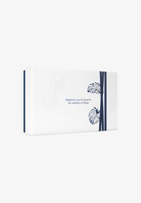 Caja de regalo blanca con acentos azules, con patrones de hojas grabados y una cinta navy. El texto dice: "La felicidad se puede encontrar en las cosas más pequeñas."