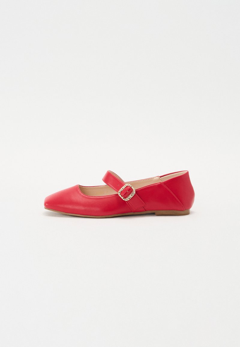 Zapato plano de cuero rojo con punta afilada, con una correa y un pequeño detalle de hebilla. Textura suave y suela flexible.