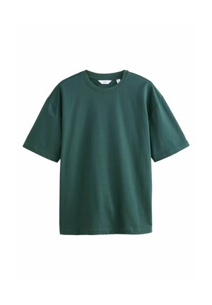 Camiseta de algodón verde con cuello redondo, mangas cortas y un corte relajado. Textura suave, sin patrones ni adornos.