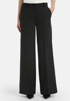 Pantaloni neri a gamba larga in tessuto morbido con chiusura a bottone frontale e tasche laterali. Vestibilità sartoriale con un design pulito e minimal.