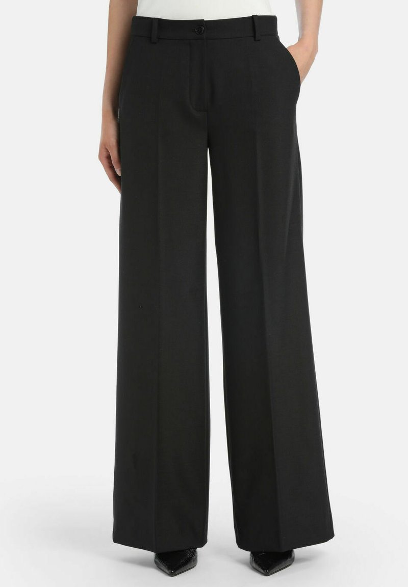 Pantaloni negri, cu croi larg, dintr-un material neted, cu închidere frontală cu nasture și buzunare laterale. Croi ajustat cu un design curat și minimalist.