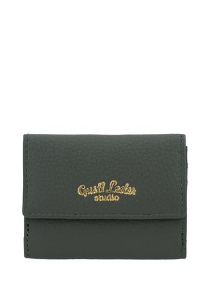 Mørkegrøn læderpung med guldpræget "Gusti Leder studio" logo centreret på frontklappen, foldet med synlige syningsdetaljer.