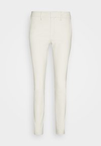 Pantalons slim en tissu lisse de couleur claire, avec une taille plate, des poches standards et des passants de ceinture. Design global élégant et épuré.