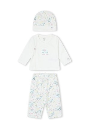 Camiseta blanca de manga larga para bebé con texto "Bouquet", gorro y pantalones blancos a juego con patrones florales y de corazones en tonos pastel.